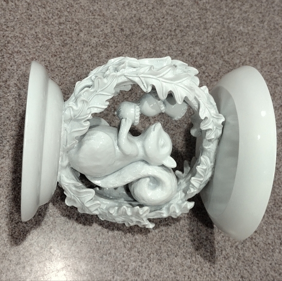 BBW 2022 Squirrel Acorns And Leaves 3- Wick Candle Pedestal - Picture 3 of 8